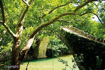 Einer der vielen alten Steinbrücken in Epirus auf der Mietwagenrundreise