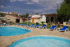 Der Pool des Nitovikla Garden Hotels auf Karpaz