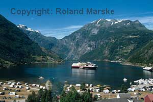 Hurtigruten im Fjord