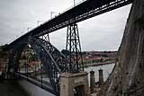 Eine Br&uuml;cke &uuml;ber den Douro in Porto