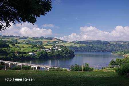 der Stausee von Portomarin