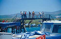 Sprung von der Br&uuml;cke in Akyaka