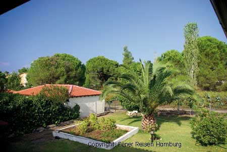 Blick vom Balkon in den Garten der Ferienwohnung Katinas in Vouvourou in Chalkidiki