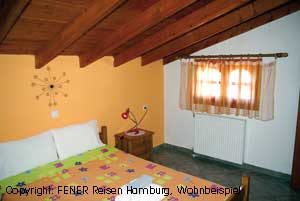 Schlafzimmer in der großen Ferienwohnung Irene in Kalamitsi