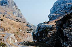 Die Schlucht mit der Straße nach Rethymnon