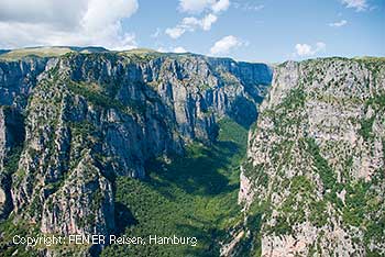 Vikos-Schlucht im Zagora Gebirge auf der Mietwagenrundreise