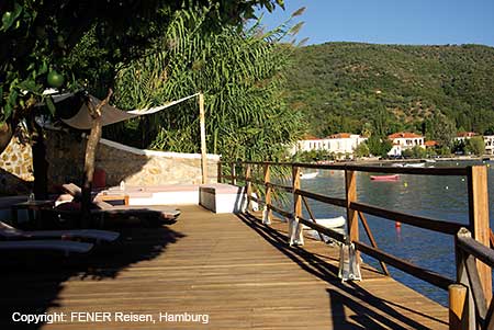 Terrasse der Melies Ferienwohnungen direkt am Meer