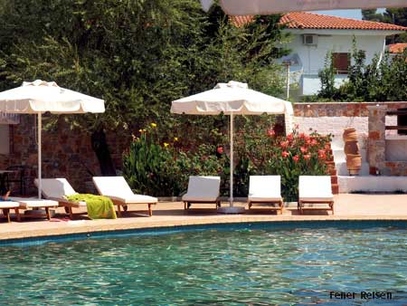 Entspannen Sie am Pool des Hotel Arco auf Skiathos