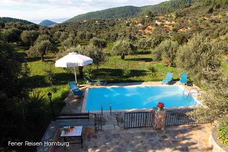 Blick über den Pool der Villa Mourtero