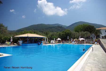 Der großzügige Pool des Apparthotel Alkisitis