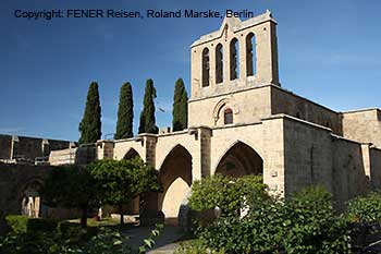 Die Abtei Bellapais oberhalb von Girne in Nordzypern
