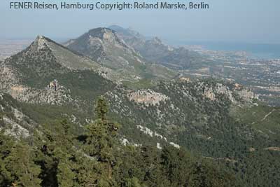 Blick von der Buffavento Burg Richtung Girne über das Fünffinger Gebirge in Nordzypern