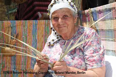 Korbflechterin auf dem Eko-Markt in Büyükkonuk