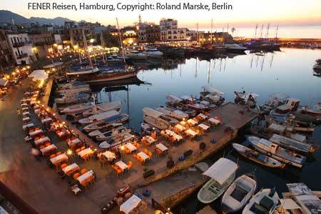 Der Hafen von Girne, Kyrenia am Abend