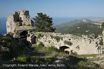 Blick von der Burg Kantara auf das Meer