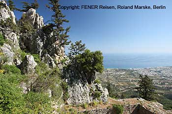 Blick von der Oberburg der St. Hilarion Burg auf Girne