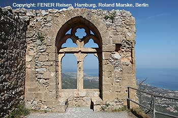 Blick von der Burg St. Hilarion bei Girne in Nordzypern