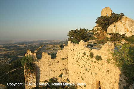 Die Burg Kantara in Nordzypern, Blick auf die Karpazhalbinsel