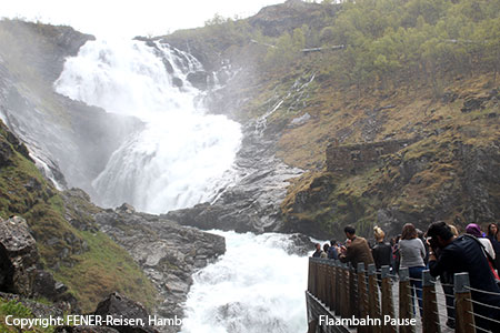 Pause an einem Wasserfall auf der Fahrt mit der Flaambahn