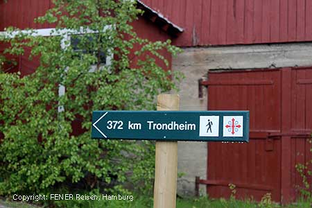 Schild bei Glomstadt, 372 km bis Trondheim