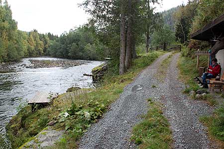 Auf dem Olavsweg eine kurze Rast am Fluss