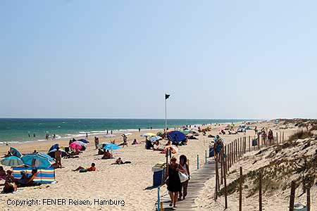 Strand im Osten der Algarve hinter den Lagunen von Tevira