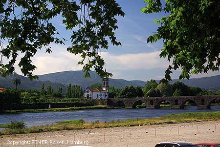 Die Brücke von Ponte de Lima in Portugal