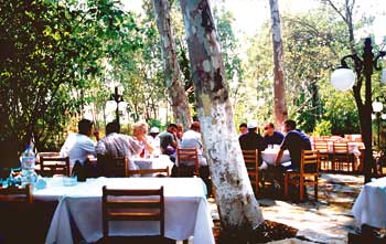 Behrümte Gäste im Cennet Restaurant