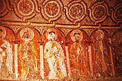 Fresken in einer Höhlenkirche
