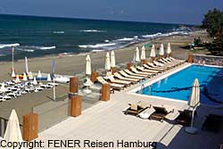 Pool und Strand des Hotel Atik in Ünye an der türkischen Schwarzmeerküste