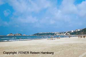 Der weitläufige Strand von Sile bei Istanbul am Schwarzen Meer in der Türkei