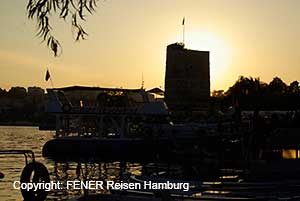 Abendstimmung in Sinop an der mittleren Schwarzmeerküste in der Türkei, am schönen Fischreihafen