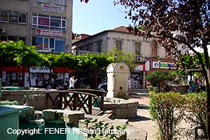 Ein Park in der lebendigen Ortschaft Ünye an der Schwarzmeerküste in der Türkei